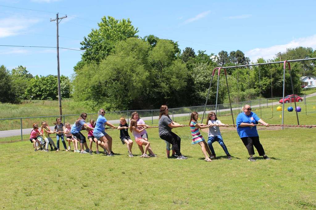 kids and adults tugging on a rope
