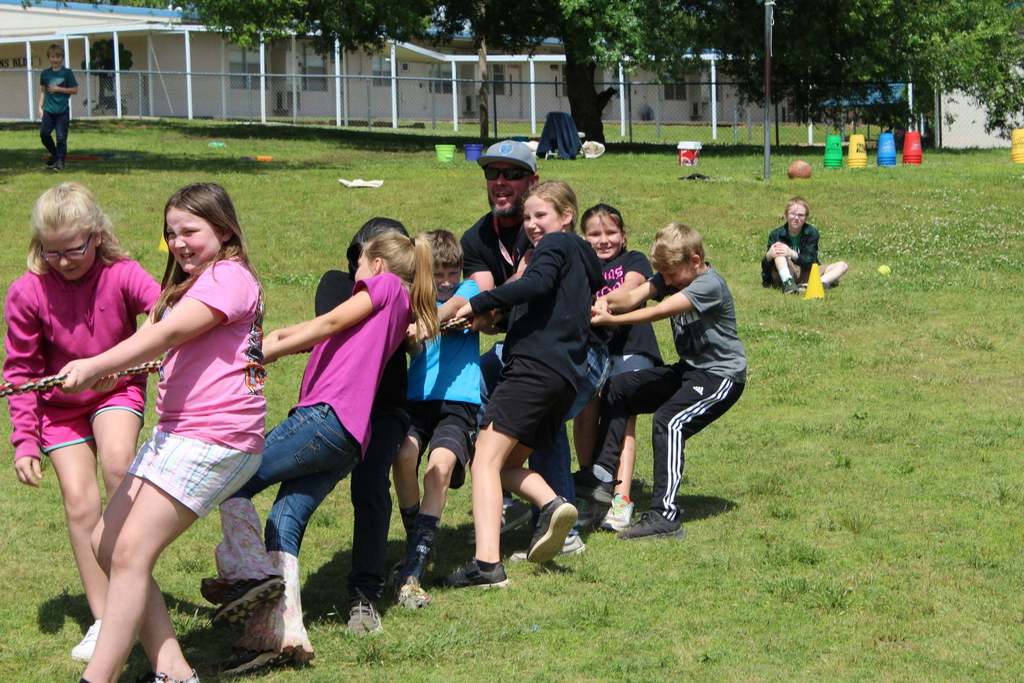 kids and adults tugging on a rope